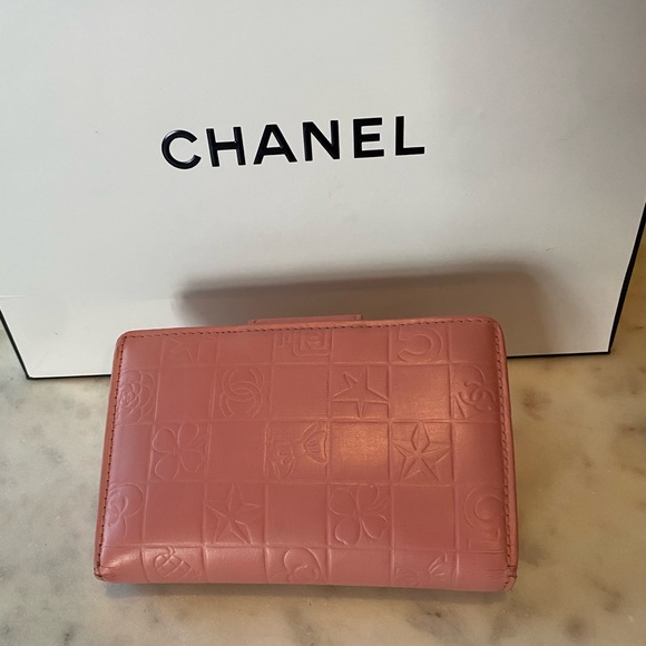 Chanel embossed leather wallet - Picture 2 of 9